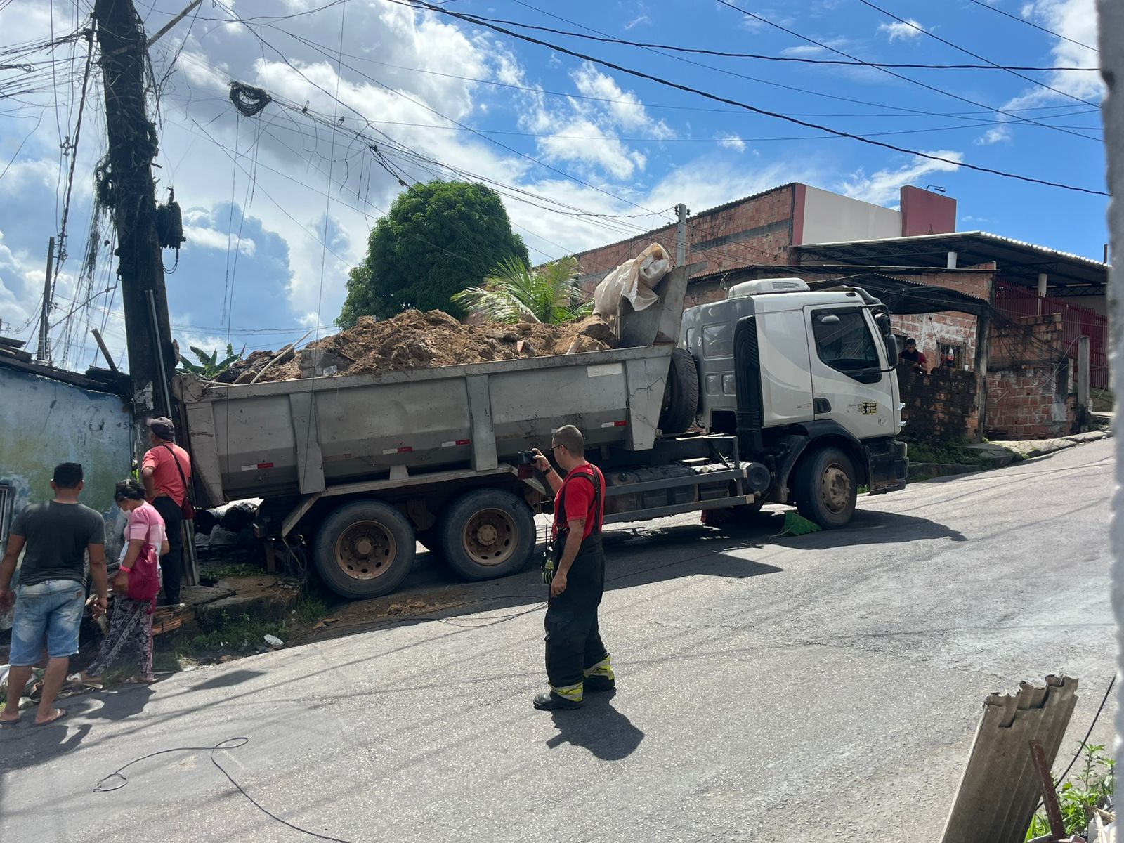 Caçamba não consegue subir ladeira e atinge poste de energia no Tancredo Neves