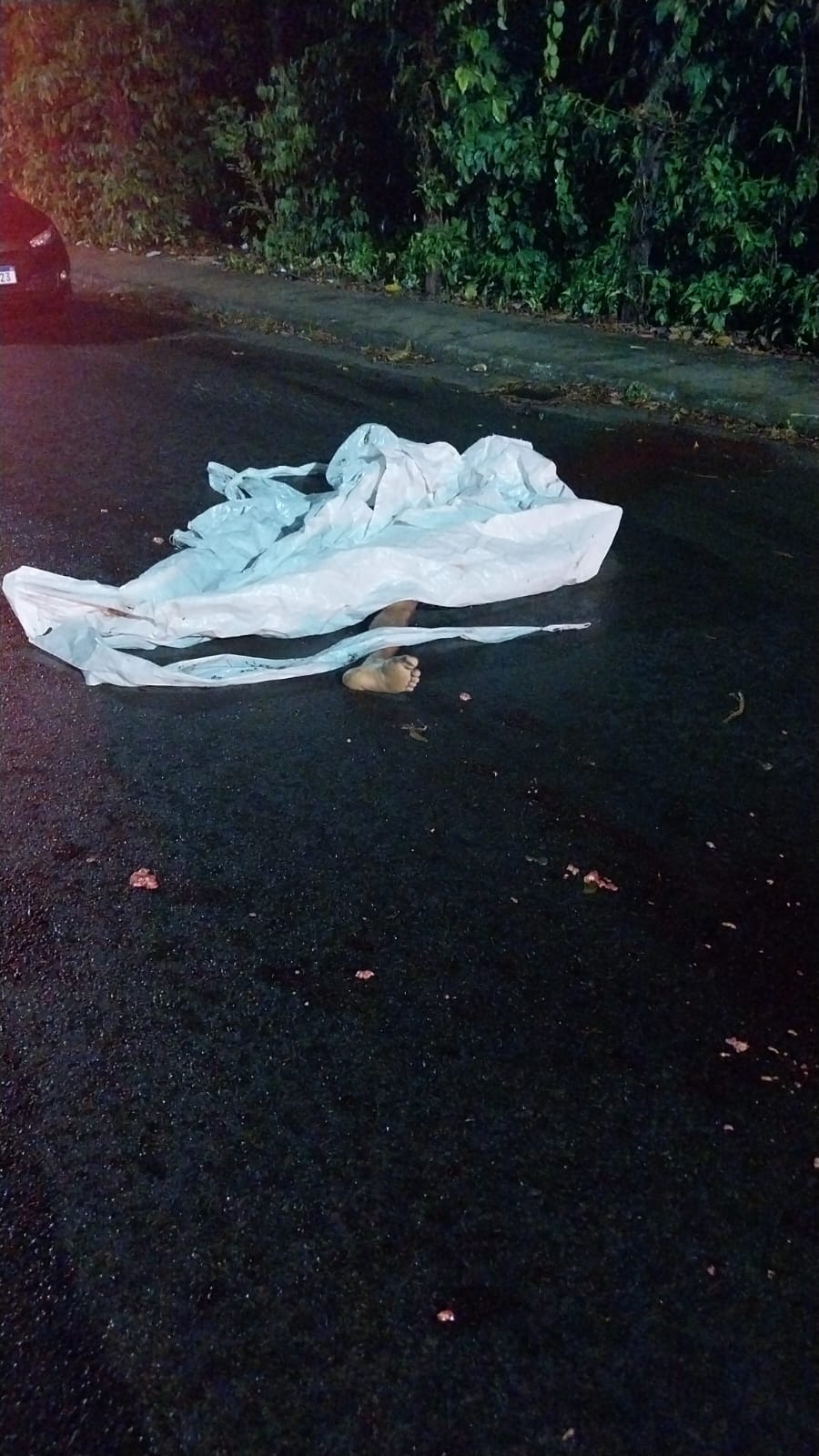 Homem é crivado de tiros e esmagado por carro na Avenida do Futuro