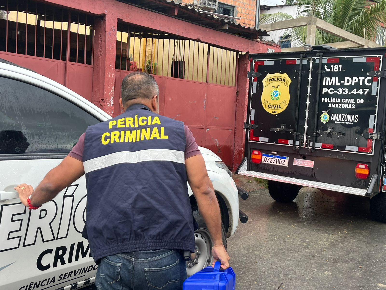 Mãe se desespera ao encontrar filho morto dentro de casa no Tancredo Neves