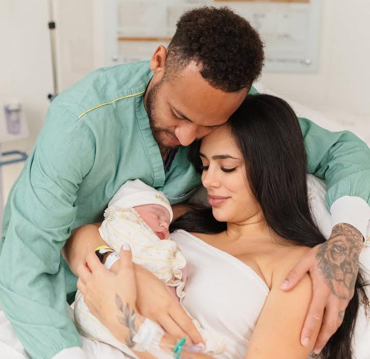 Bruna Biancardi e Neymar mostram primeiras fotos da filha Mel