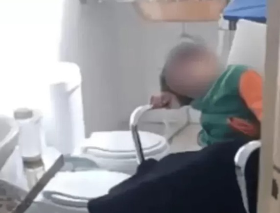 Professora é presa após amarrar criança com autismo em banheiro no Paraná
