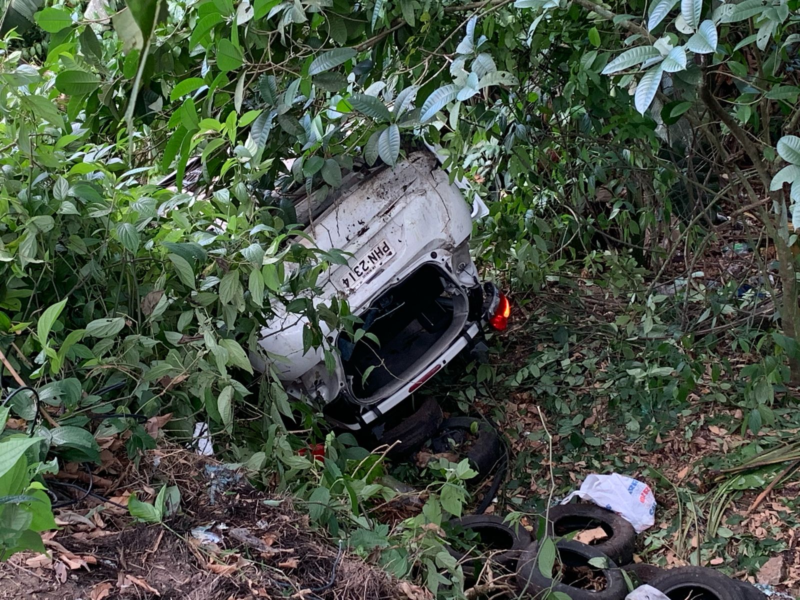 Motorista de app perde controle e carro cai em mata com passageiros em Manaus