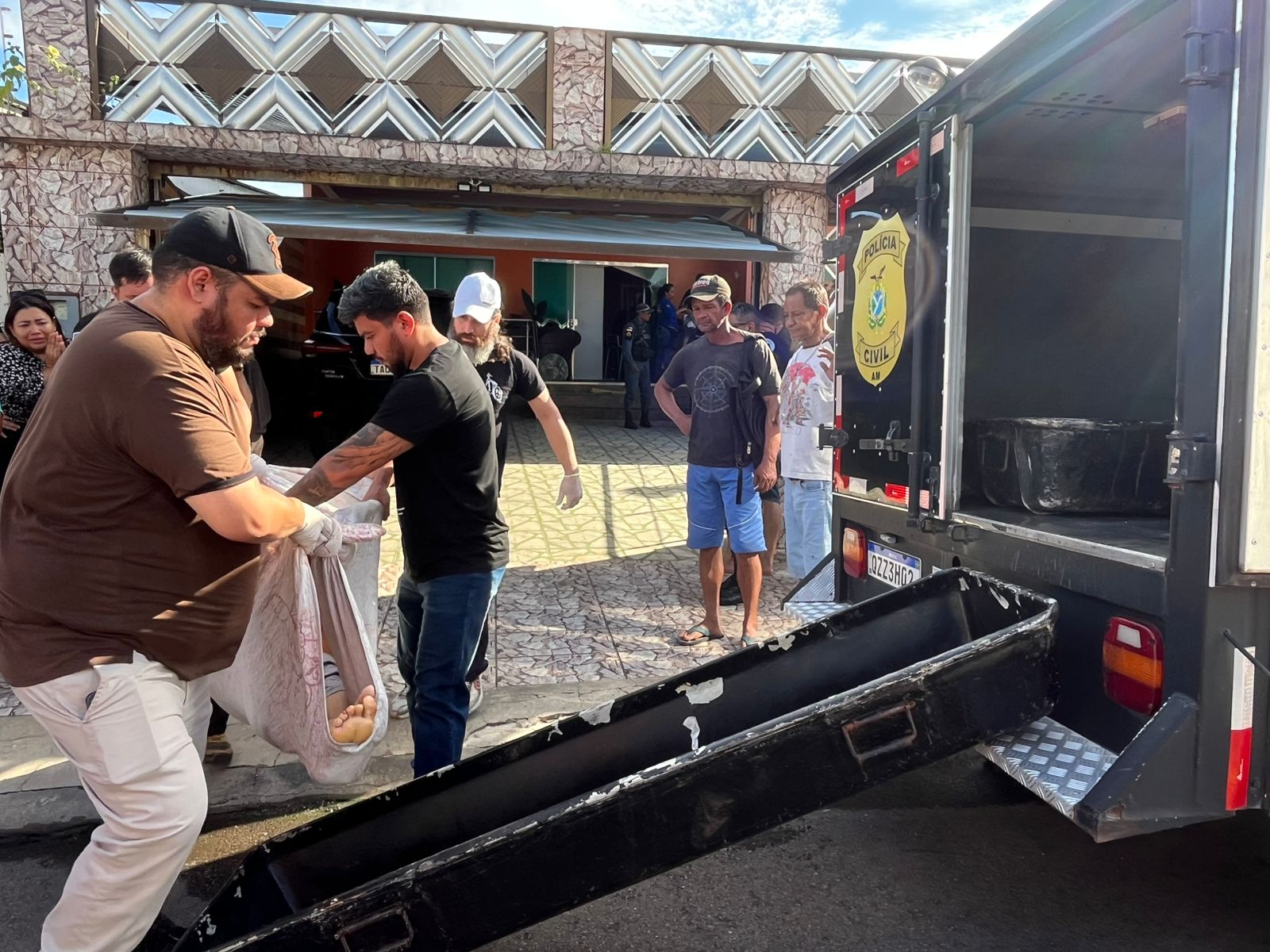 Empresário trocou tiros e baleou um dos assassinos que invadiram casa em Flores