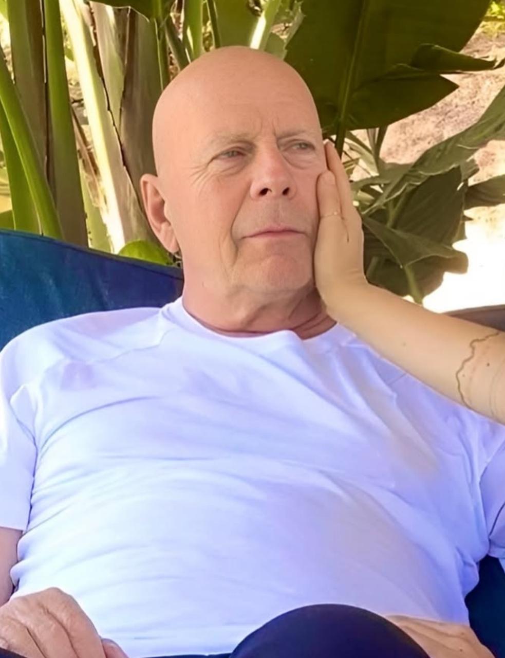 Bruce Willis tem piora no quadro de saúde e não consegue mais falar e andar, diz site