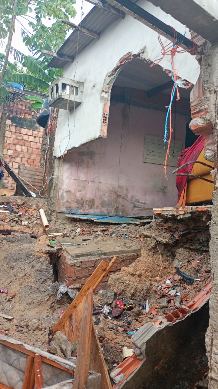 Duas casas desabam e mulher fica ferida durante forte chuva no Novo Aleixo