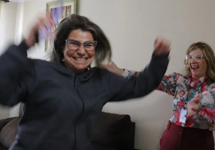 Zeladora passa semanas recusando ligação sem saber que se tratava de prêmio de R$ 100 mil