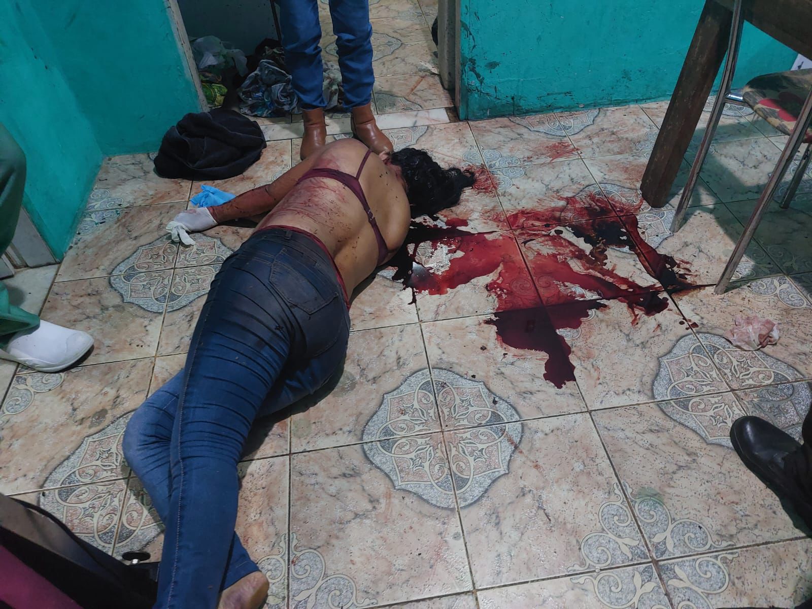 Mulher é morta com 12 facadas dentro de casa no Jorge Teixeira; marido é suspeito do crime