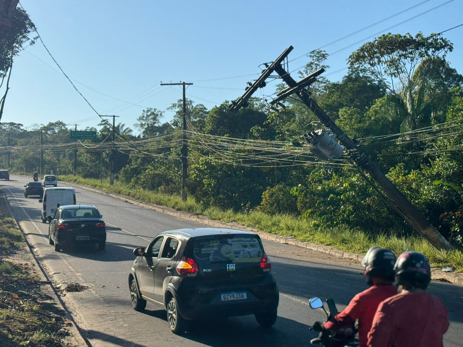 Poste tomba e ameaça desabar sobre veículos na Avenida do Turismo; trânsito está caótico