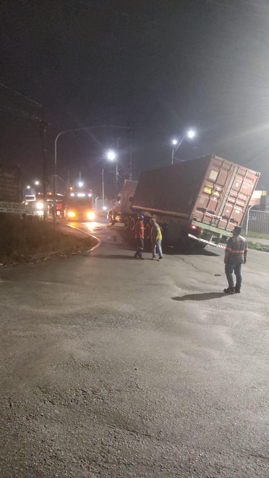 Carreta tomba e complica trânsito na entrada do Porto Chibatão