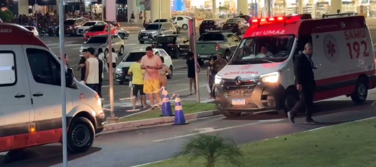 Jovem é socorrido após encostar em poste eletrificado no estacionamento do Shopping Via Norte