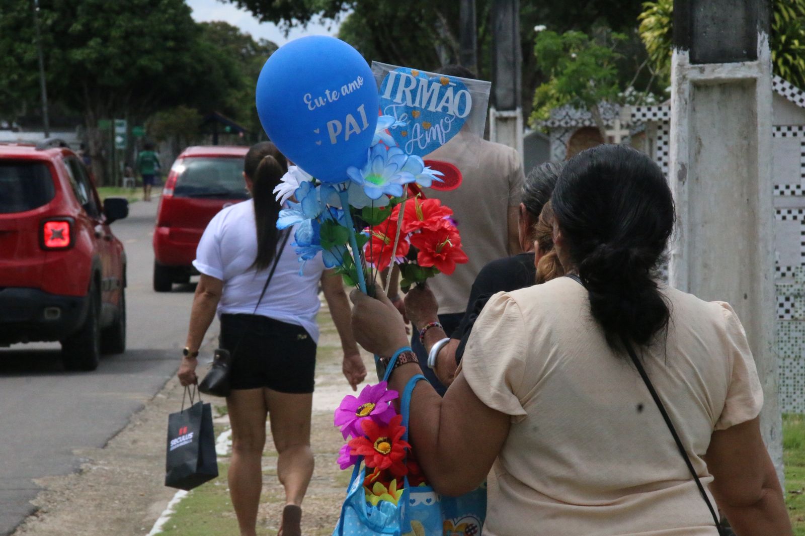 Dias dos pais é marcado por emoção e movimentação intensa em cemitérios de Manaus