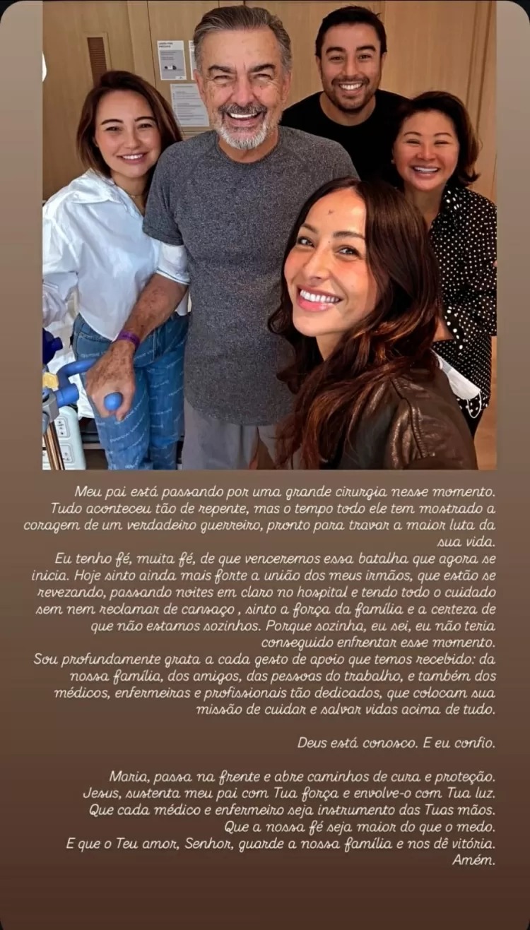 Sabrina Sato faz oração pelo pai que passa por cirurgia