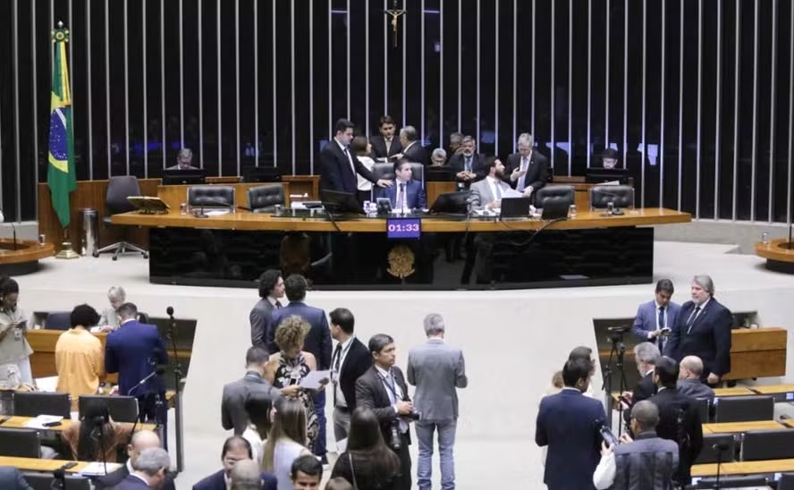 Câmara dos Deputados aprova urgência de projeto que amplia isenção no Imposto de Renda