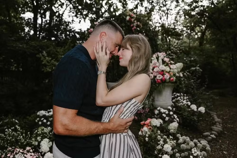 Taylor Swift anuncia noivado com Travis Kelce; veja fotos