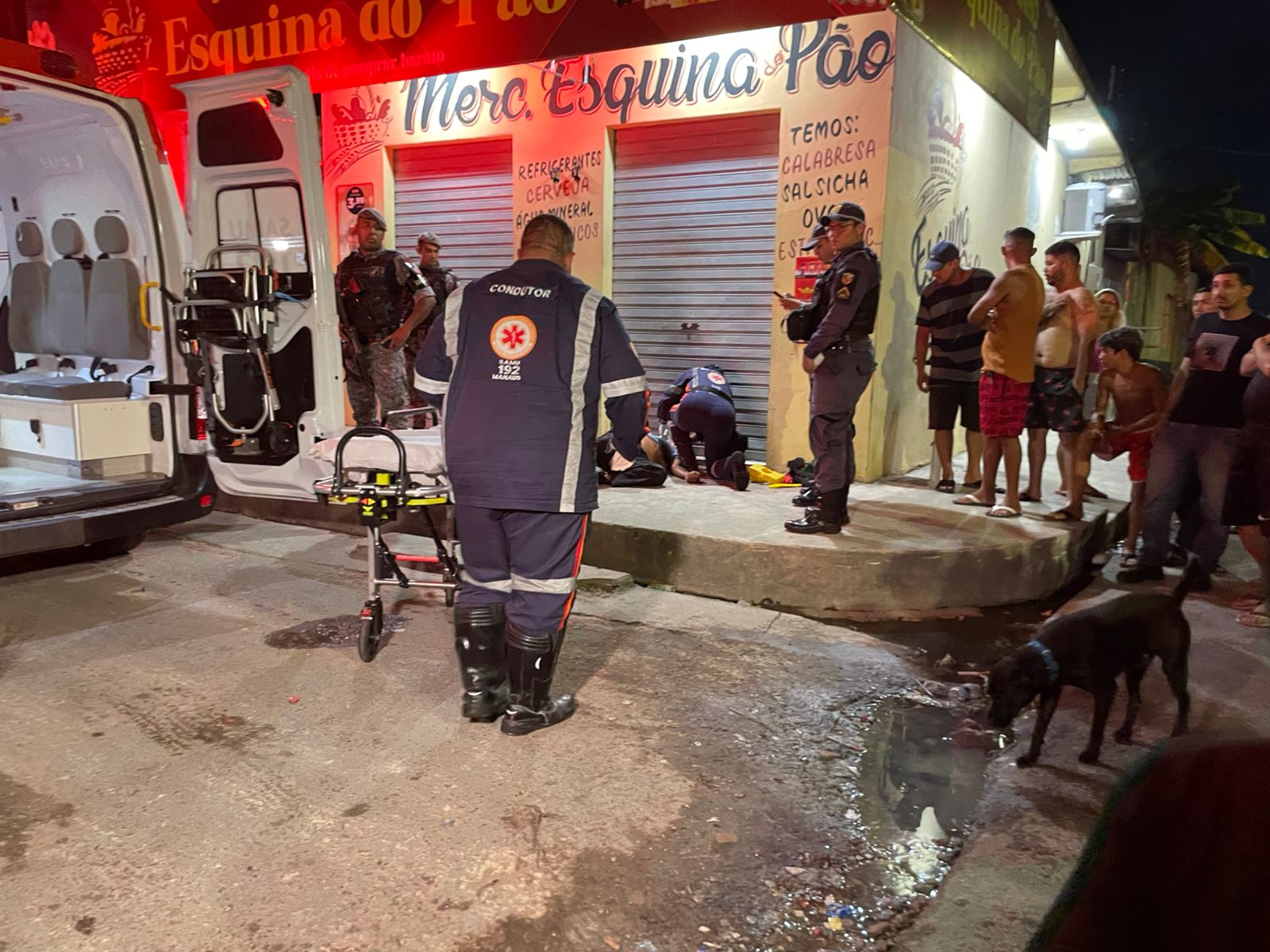 Suspeito é baleado após assaltar mercadinho com comparsa no bairro Flores