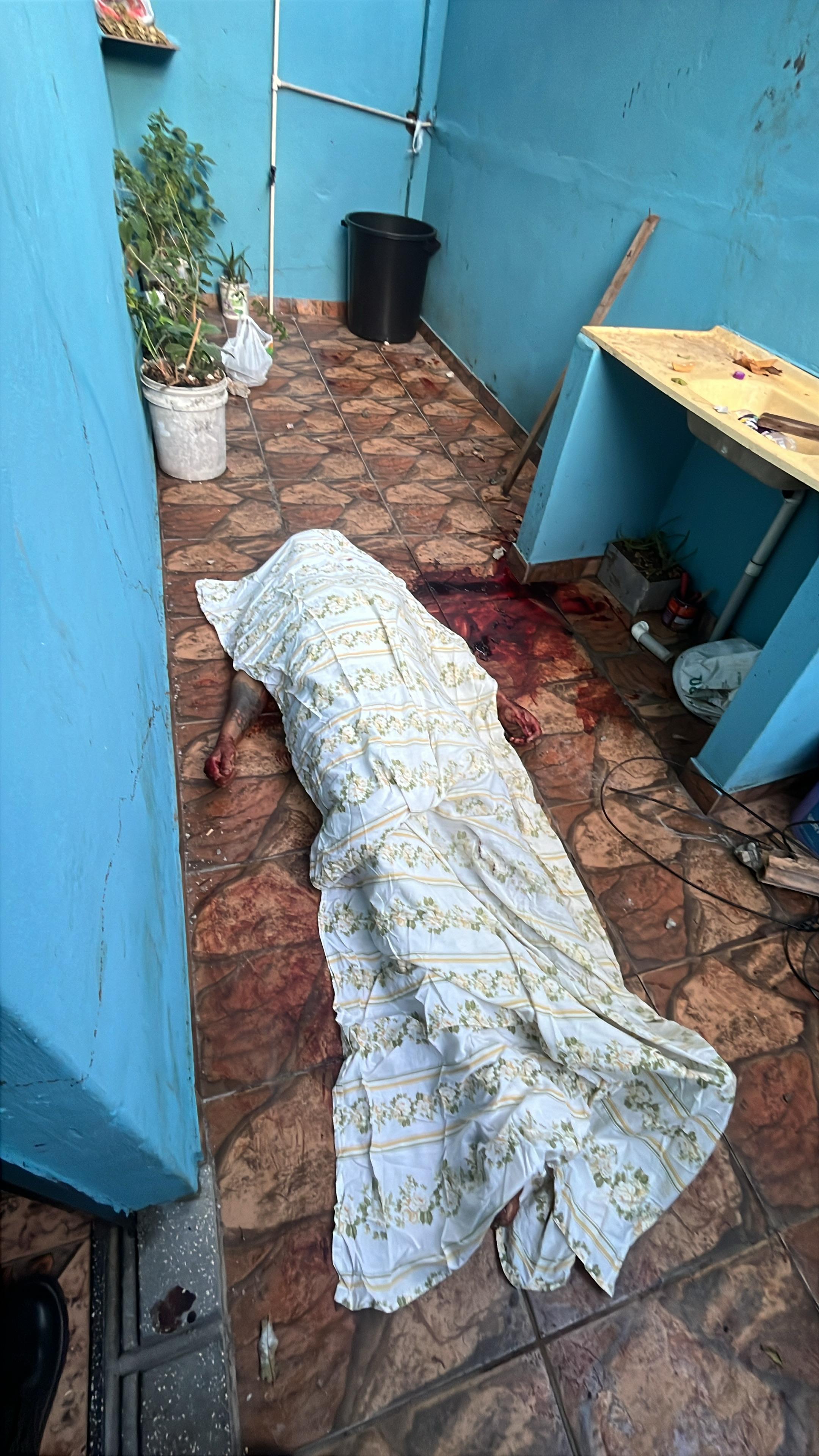 Homem é morto a facadas no quintal da vizinha ao tentar escapar de criminosos no Japiim