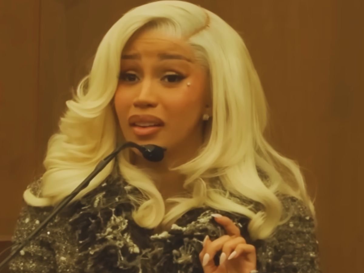 Cardi B cochila em julgamento, atira caneta em repórter e é absolvida