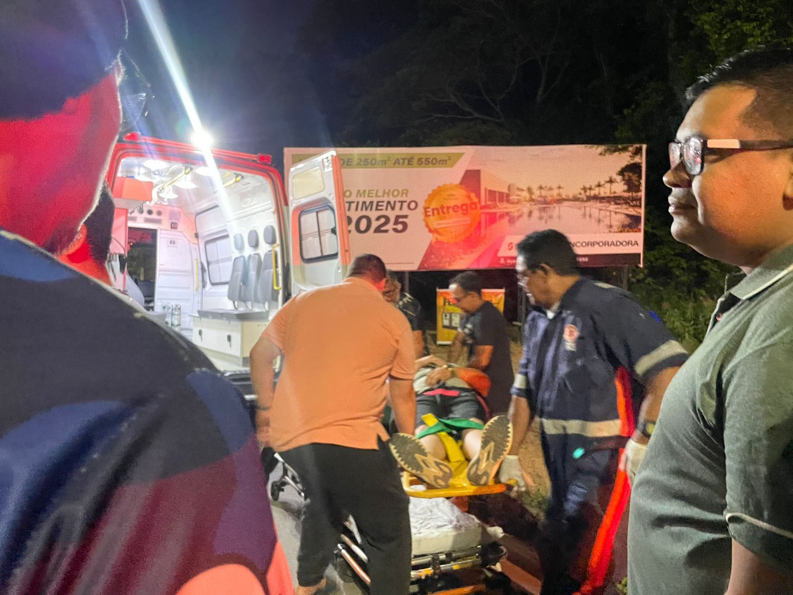 Motorista foge após carro capotar em acidente na Ponta Negra; vítima fica ferida