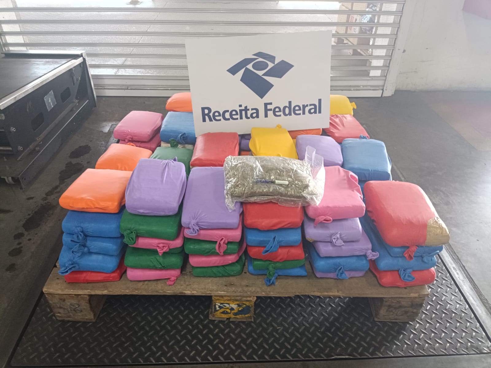 Fiscalização apreende 80 kg de drogas no terminal de carga do aeroporto de Manaus
