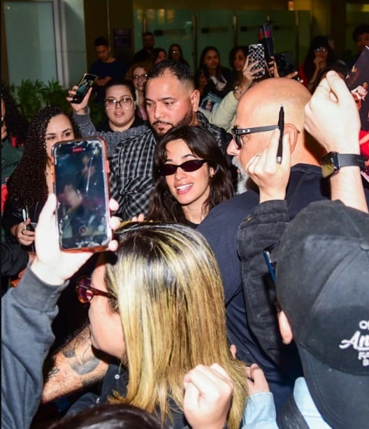 Camila Cabello chega ao Brasil e é recepcionada por fãs; veja fotos
