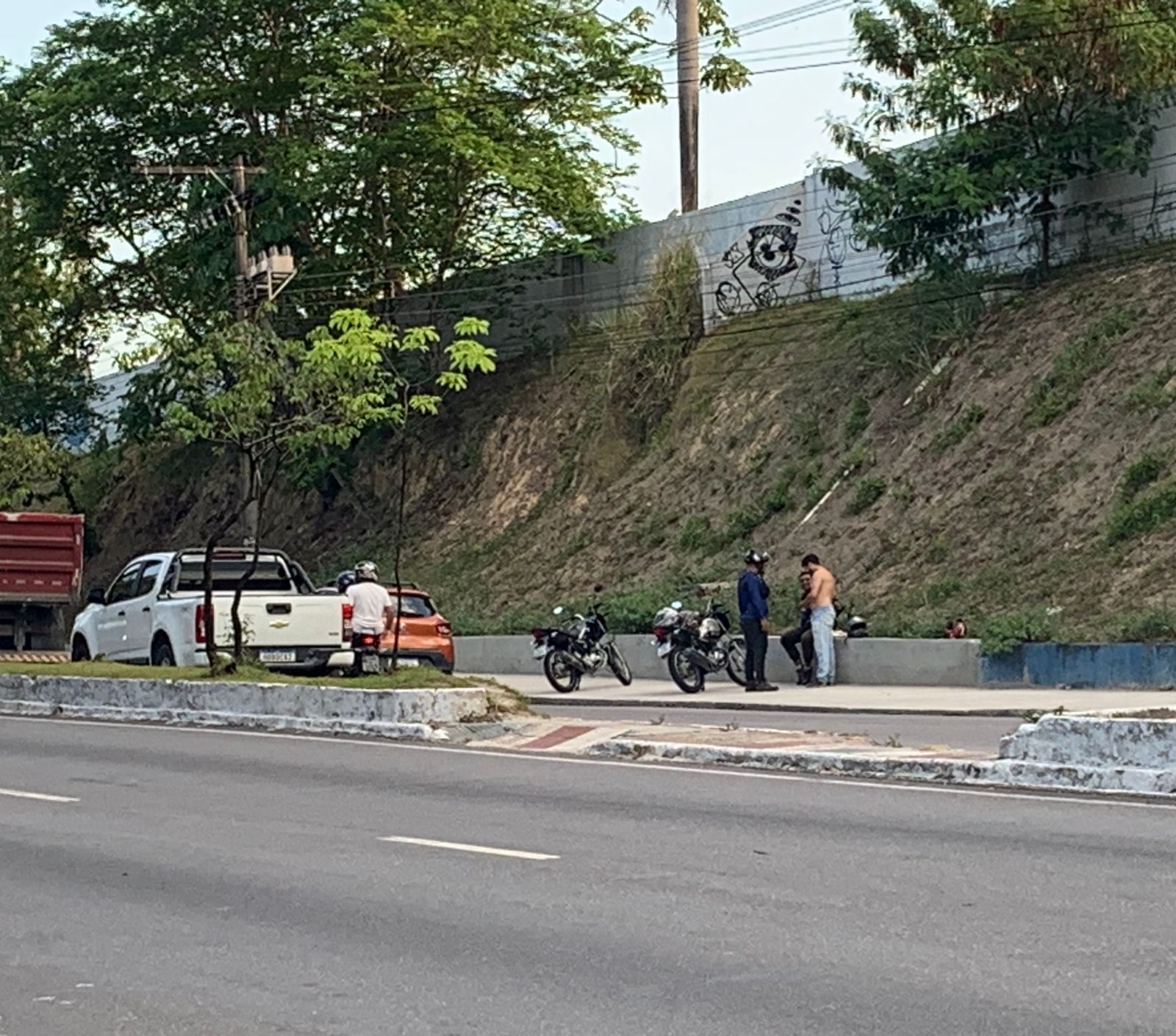 Motociclista de App escapa de ser esmagado na avenida Rodrigo Otávio