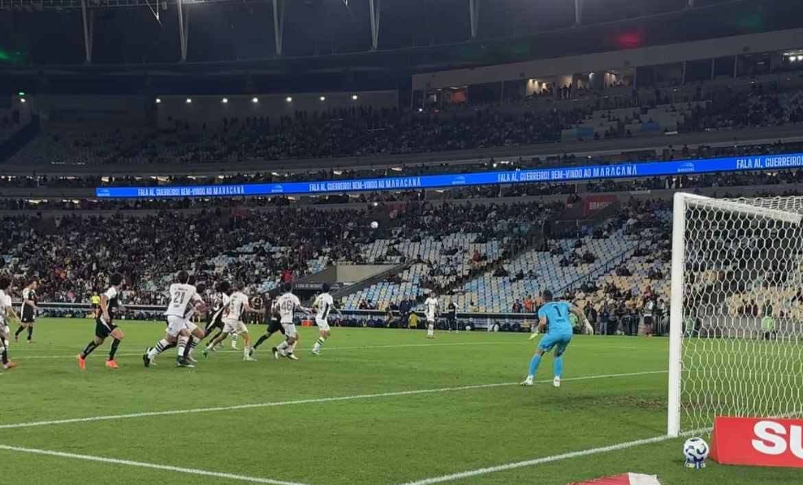 Corinthians vence Fluminense no Maracanã com gol inusitado e sobe na tabela