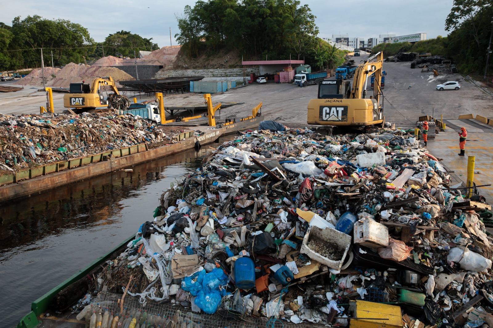 Ação retira mais de 356 toneladas de lixo dos rios e igarapés de Manaus em 30 dias