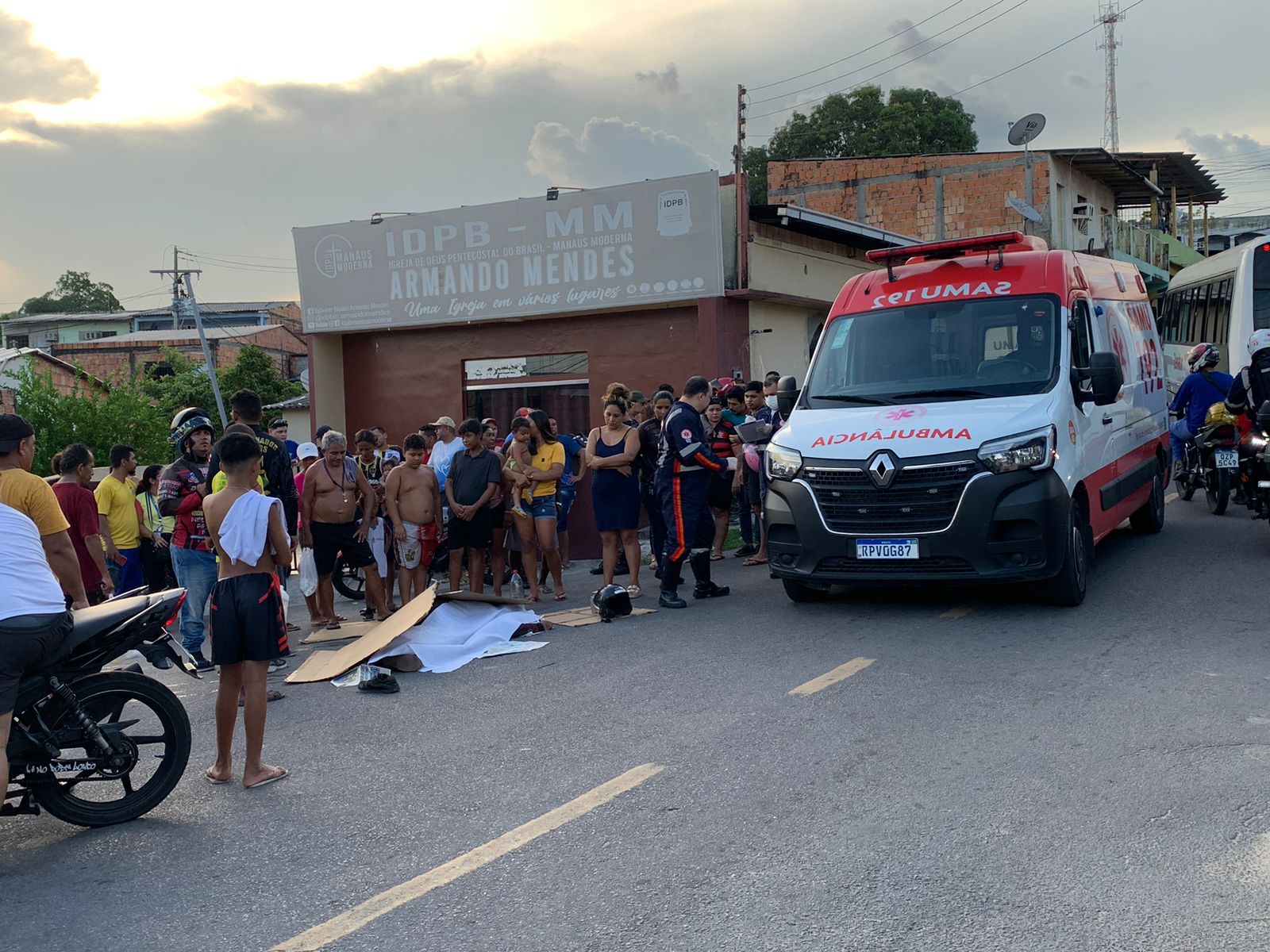 Motociclista morre em colisão com ônibus no Armando Mendes