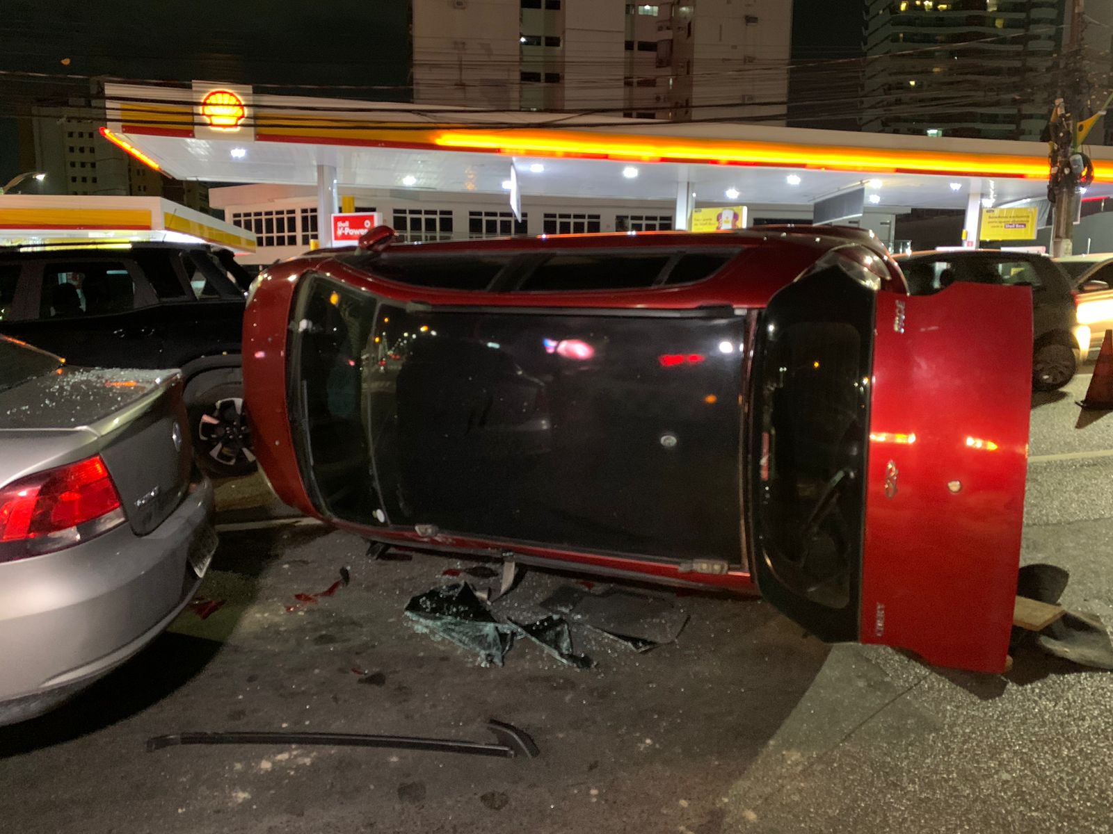 Motorista capota carro e atinge veículos no bairro Nossa Senhora das Graças