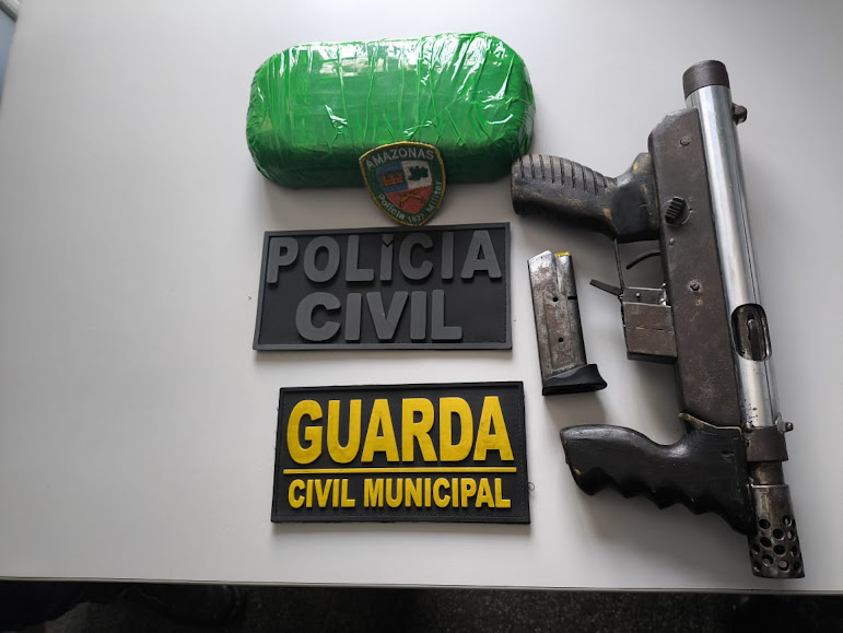 Homem é preso com cocaína e submetralhadora escondida em casa no Amazonas