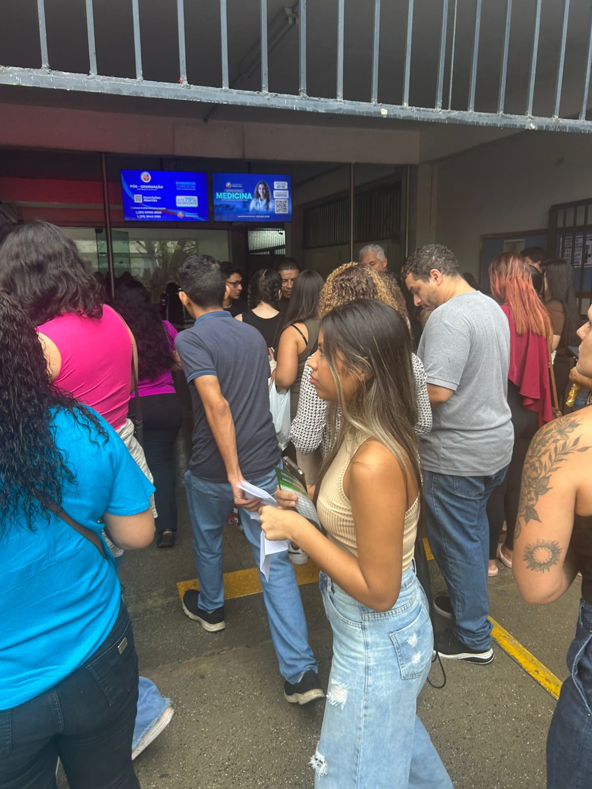 Portões são abertos na Universidade Nilton Lins para aplicação da prova do CNU