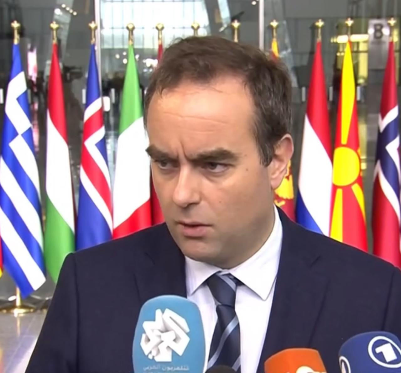 Primeiro-ministro da França renuncia há menos de 1 mês no cargo