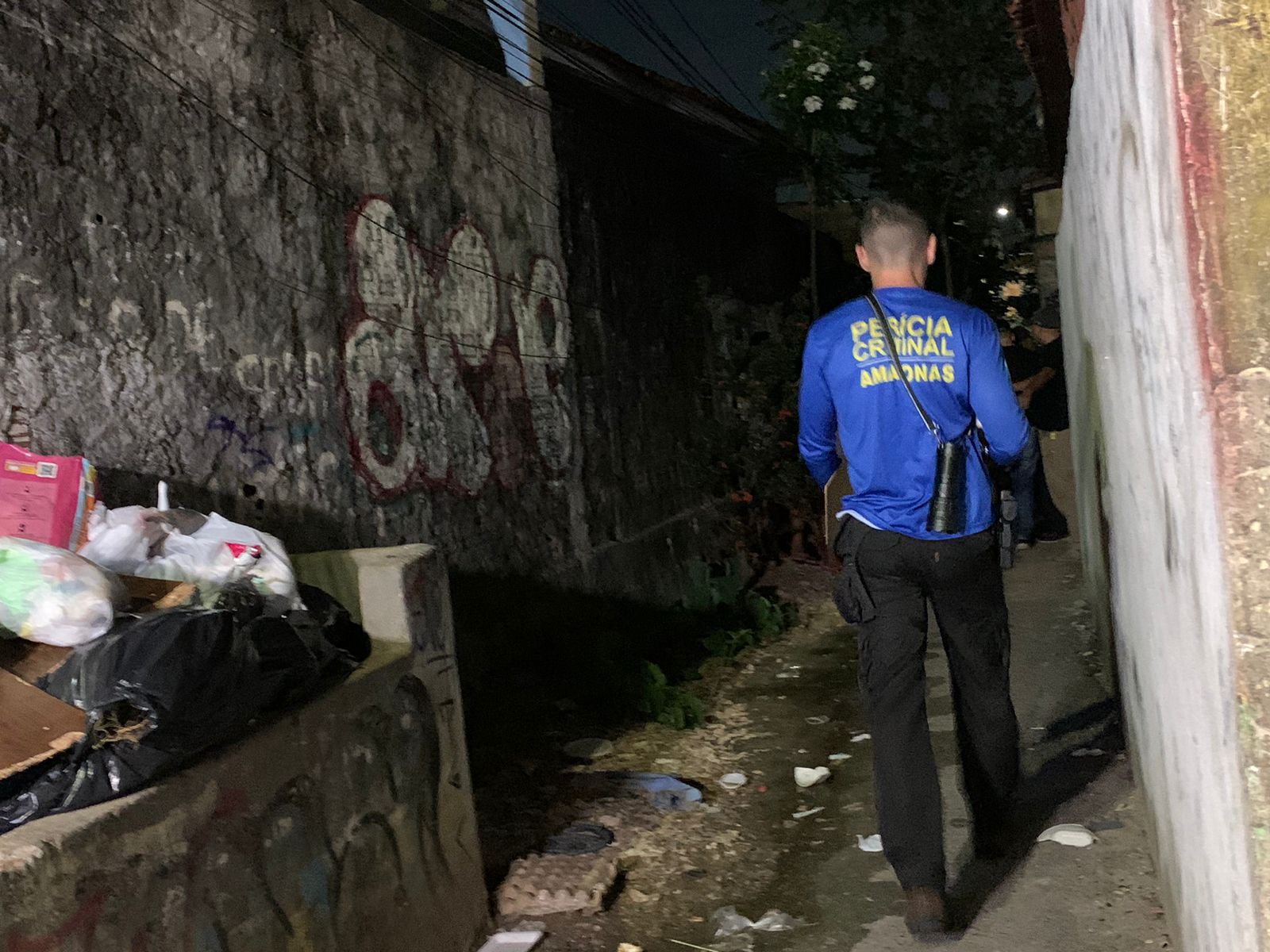 Criminosos matam homem a tiros e agridem mulher em beco no Coroado