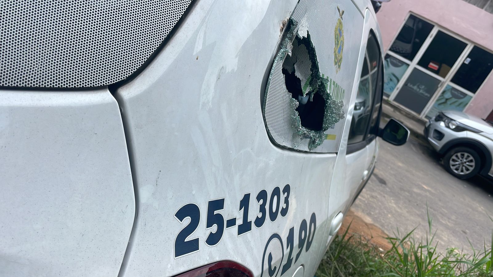 Viatura da PM é apedrejada durante patrulhamento em área de tráfico em Manaus