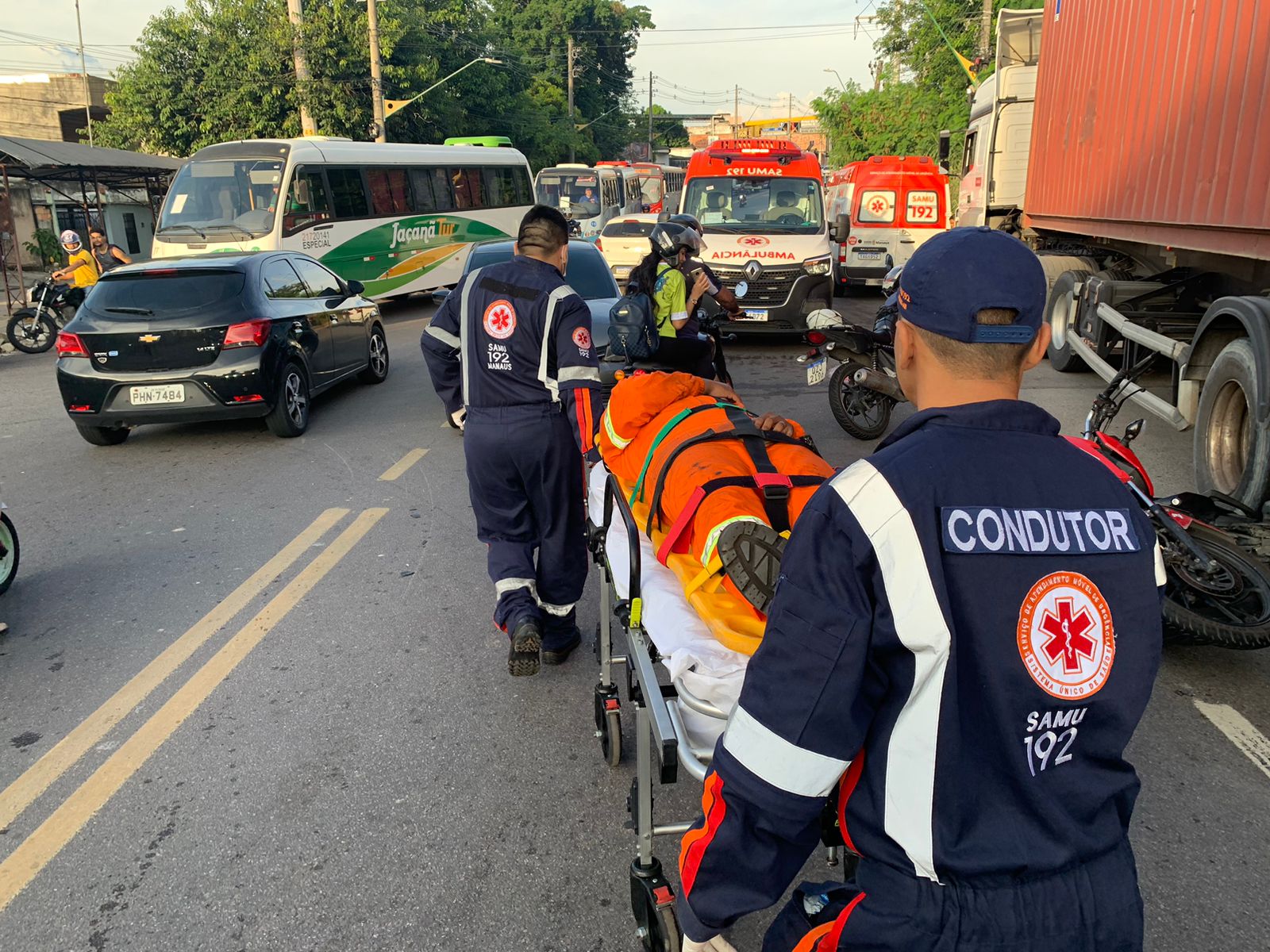 Colisão entre carro e motos deixa três feridos no Distrito Industrial