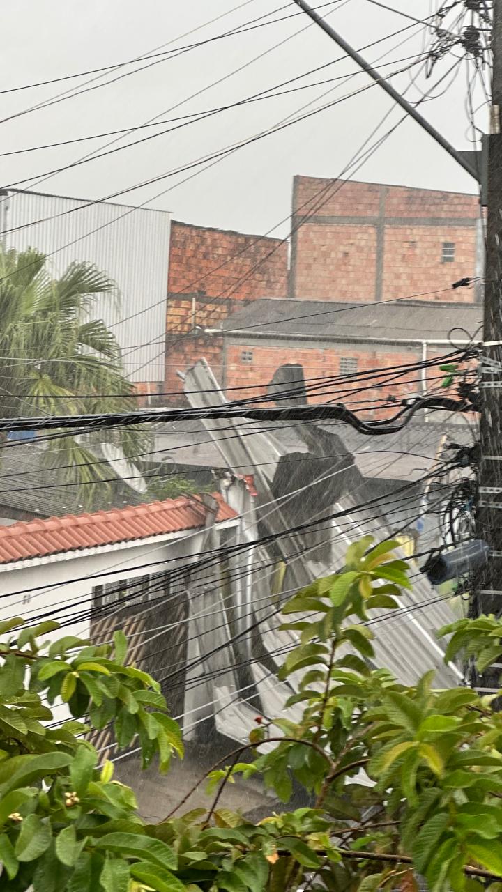 Casa é destelhada durante forte ventania em Manaus