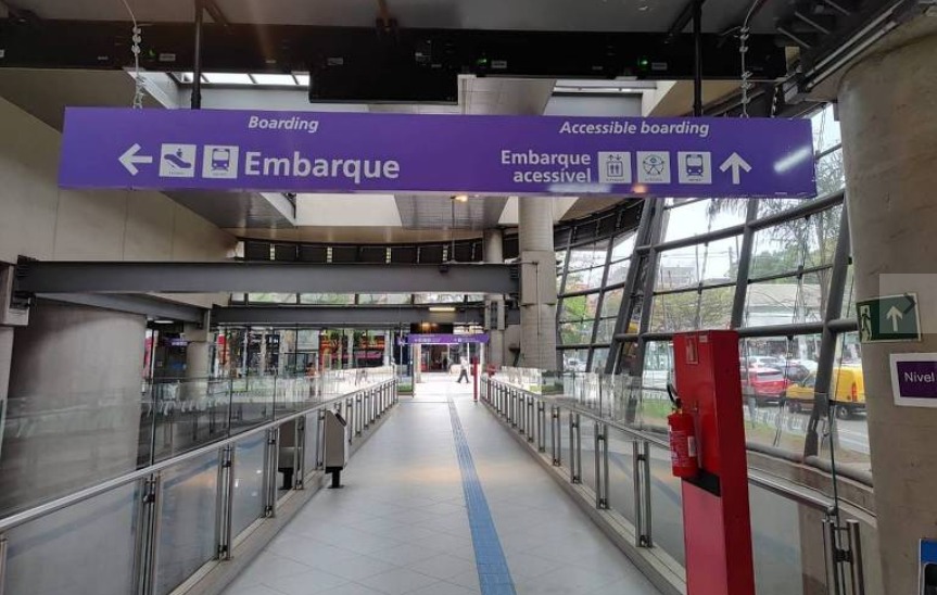 Passageiro aciona botão de emergência de trem, paralisa linha e é espancado por multidão em SP