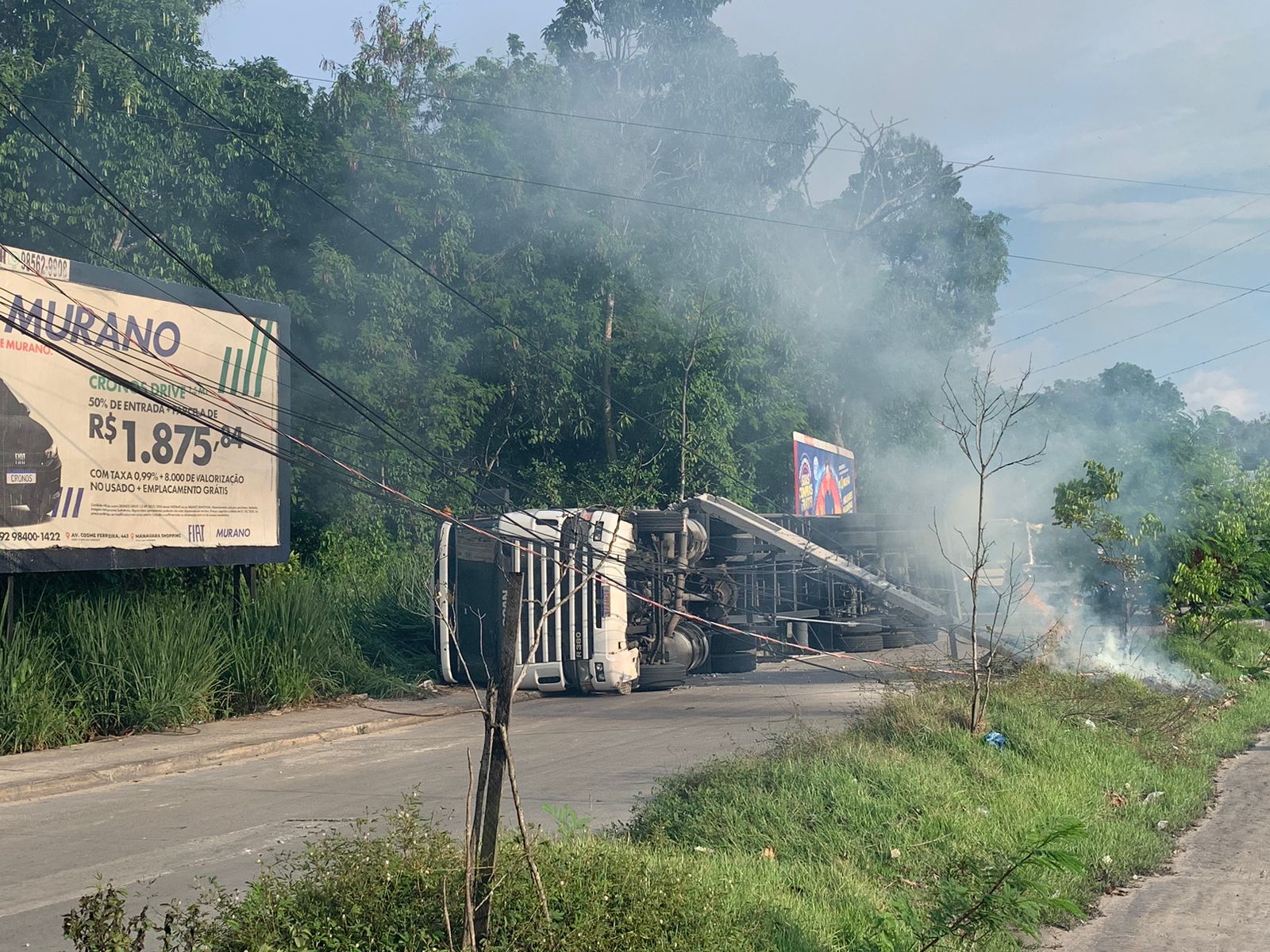 Acidente grave: carreta tomba, derruba poste e causa incêndio em Manaus