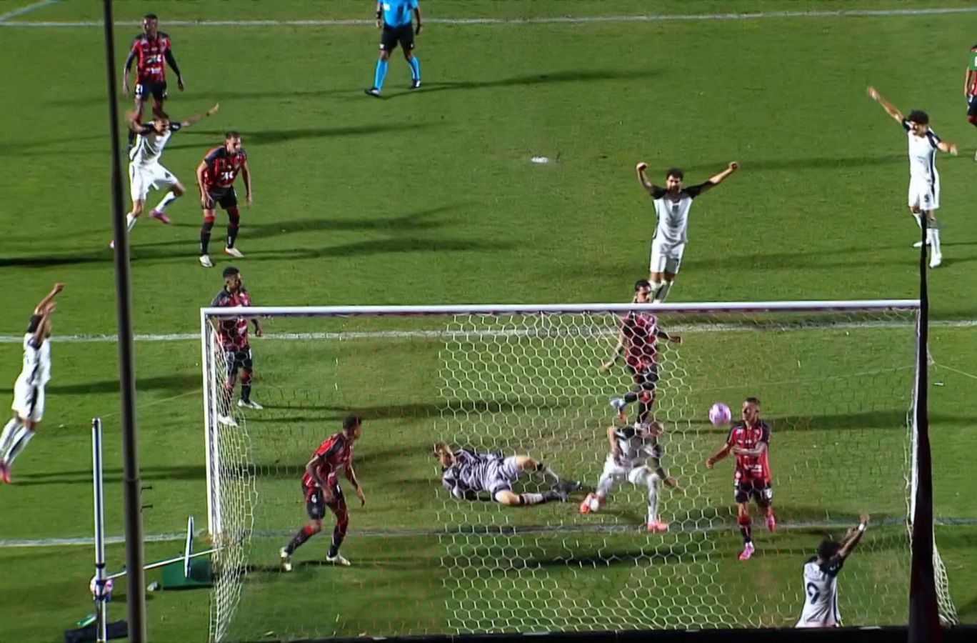 Com um a menos, Corinthians vence o Vitória por 1x0 no Brasileirão