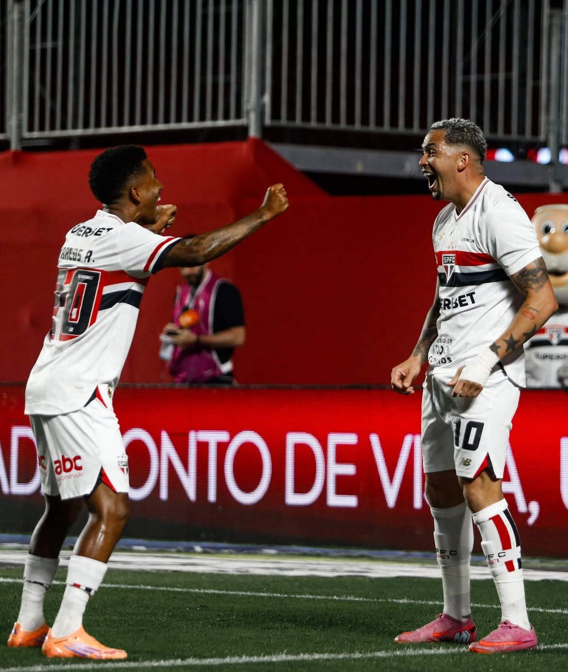 São Paulo vence o Bahia por 2 a 0 no Morumbis