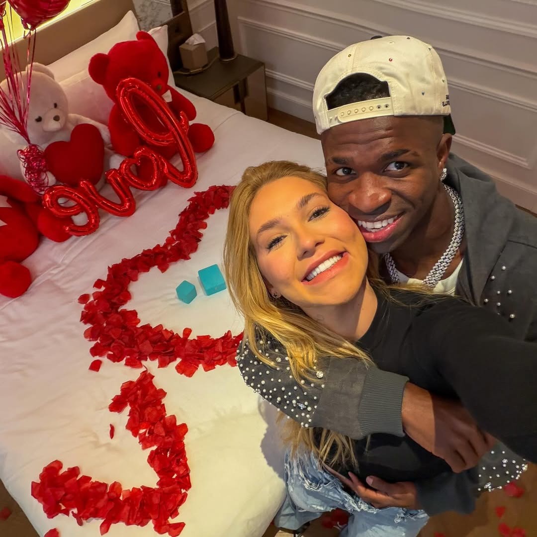 Vini Jr. pede Virginia em namoro com direito a joia e quarto repleto de flores; vídeo