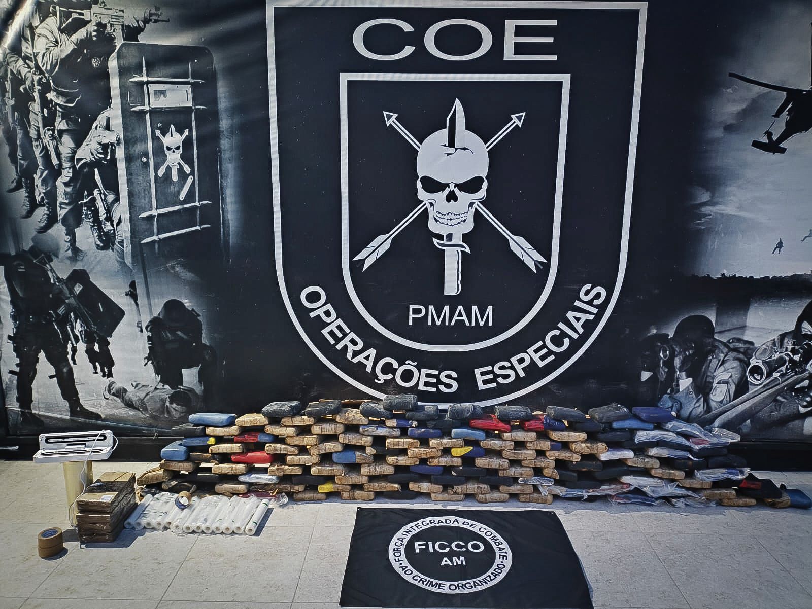 Polícia intercepta carro em supermercado de Manaus e apreende 146 kg de drogas