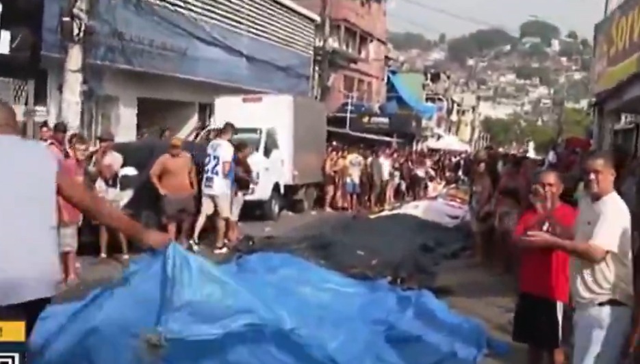 Mulher diz que sobrinho teve cabeça arrancada e pendurada em árvore em operação no Rio