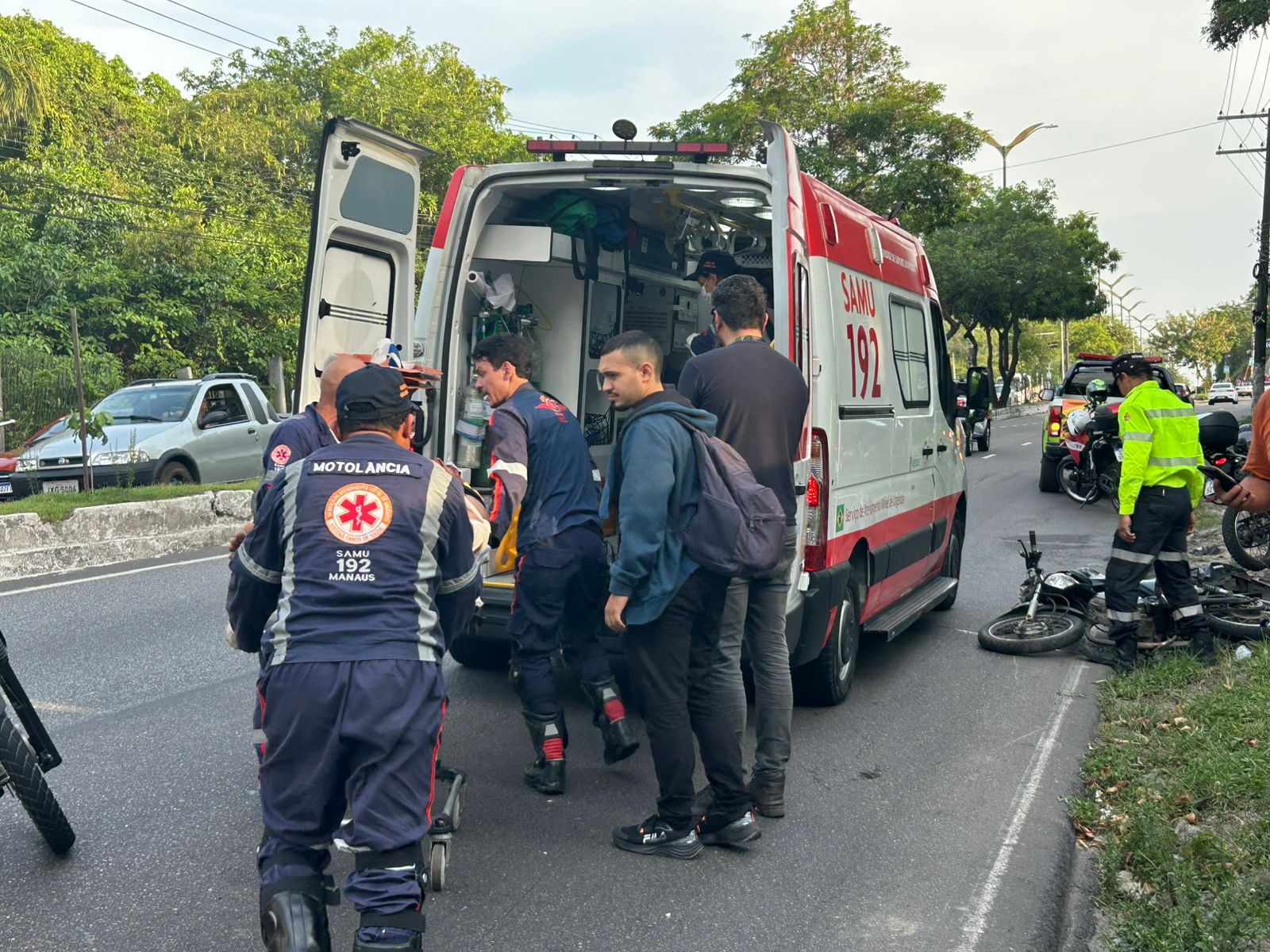 Motociclista fica gravemente ferido após acidente na Av. Rodrigo Otávio