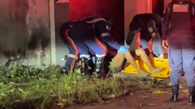 Mulher sofre fraturas nas pernas ao ser espancada no bairro Aleixo