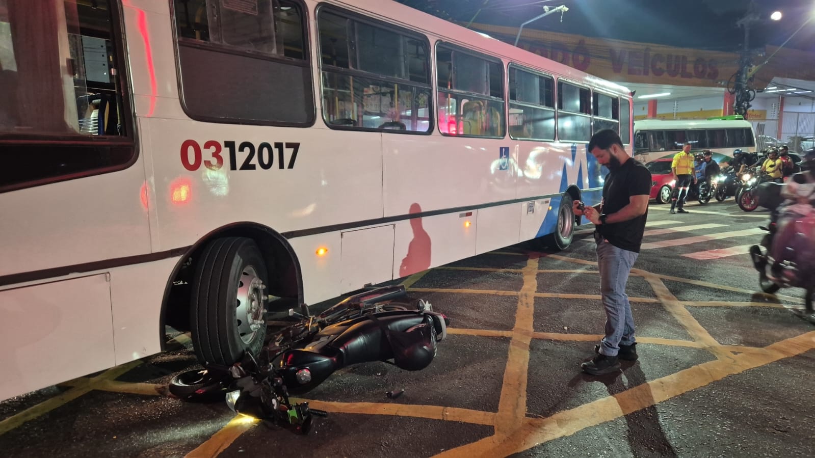 Motocicleta fica presa nas rodas de ônibus em acidente em Manaus