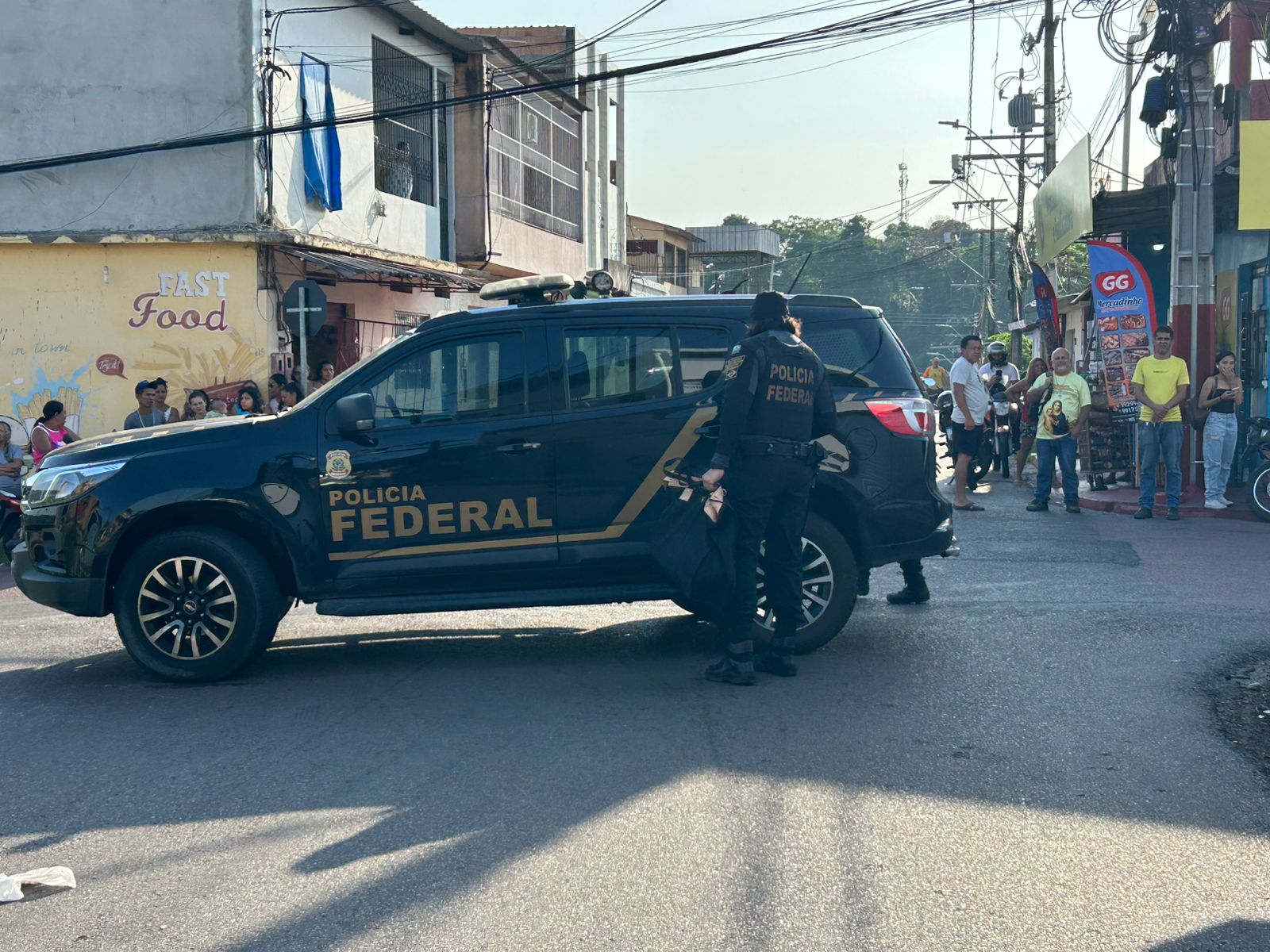 "Todos decretados": mulher ameaça jornalistas durante prisão de suposto advogado do CV
