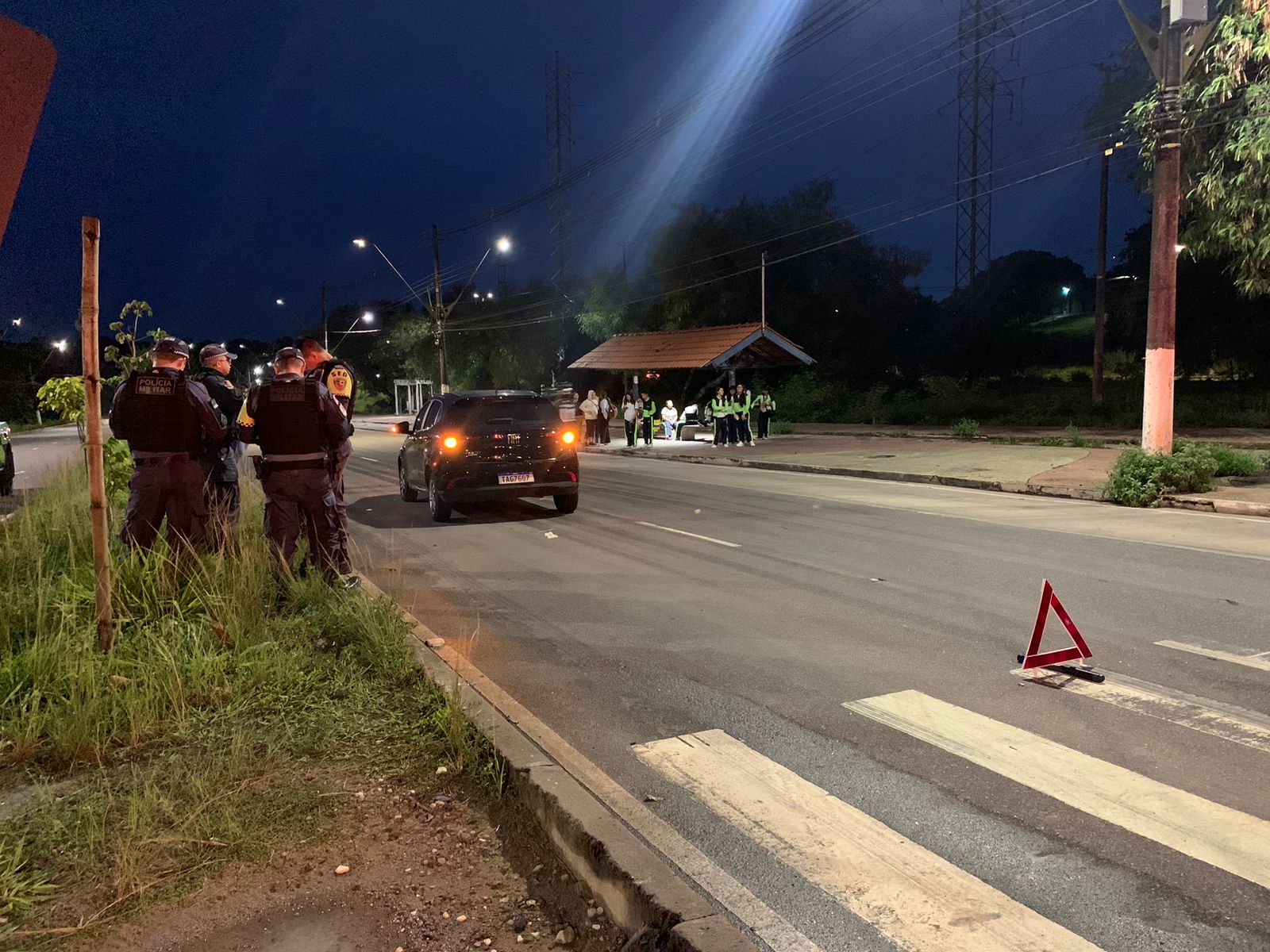 Carro atropela estudantes no Distrito Industrial