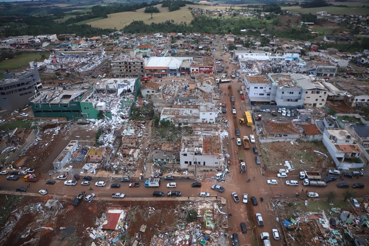 Inmet não descarta tornado e faz alerta para três regiões do Brasil