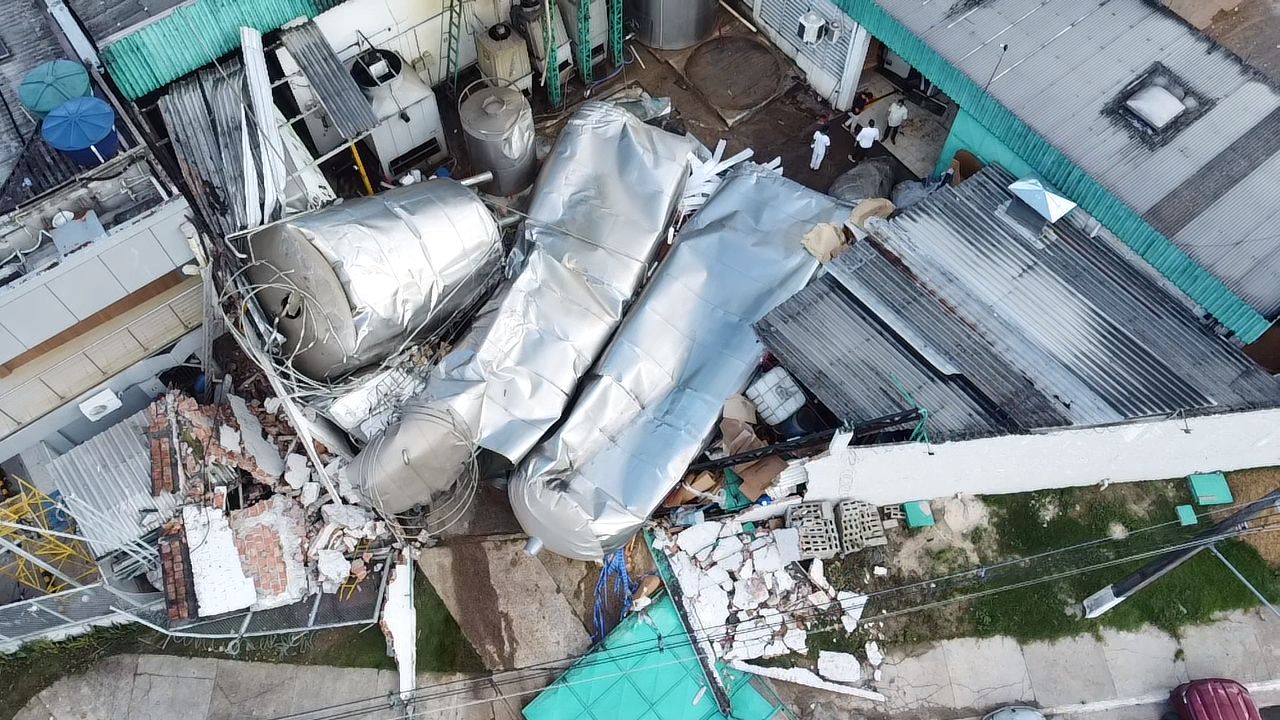 Tonéis desabam, esmagam veículo e deixam forte odor na Compensa